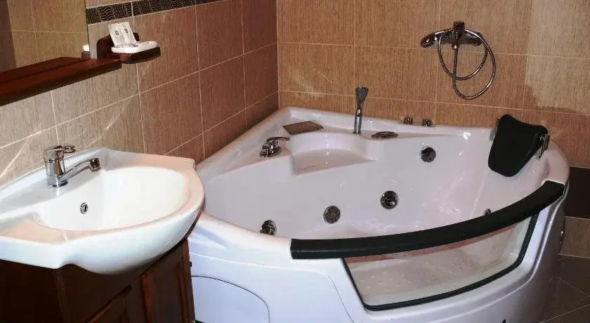 Трявна: Family Hotel Bela
