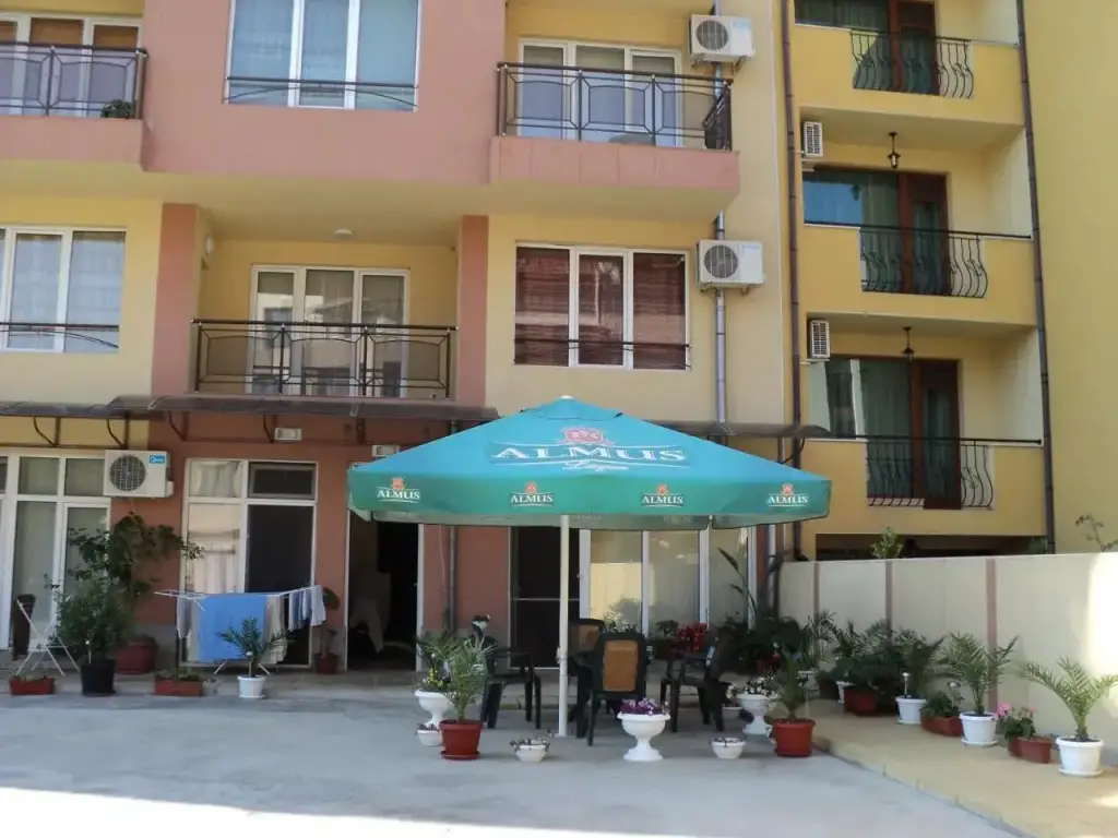 Meni Apartments and Guest Rooms — фото 1