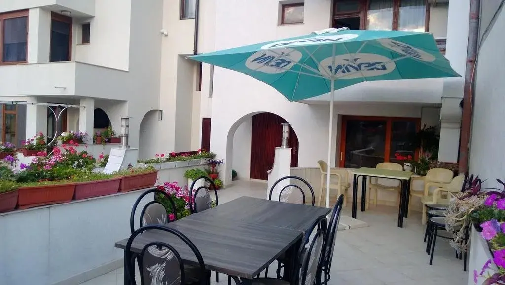 Созополь: Family Hotel Vadjo