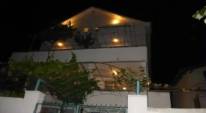 Созополь: Guest House Karabelev