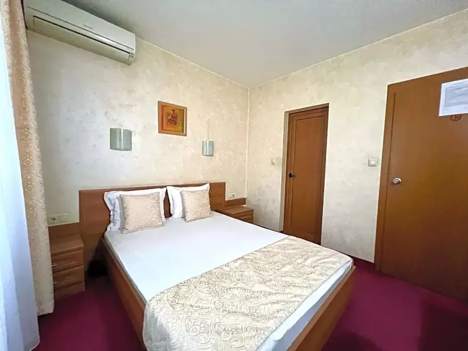 София: Hotel 007