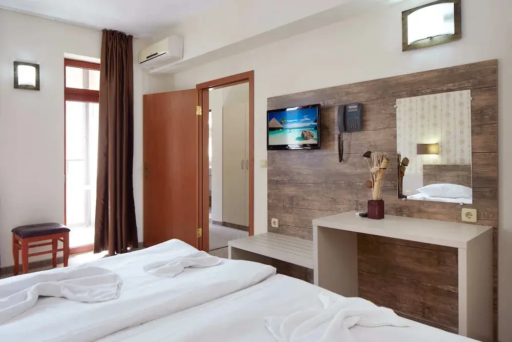 Солнечный берег: Hotel Lira