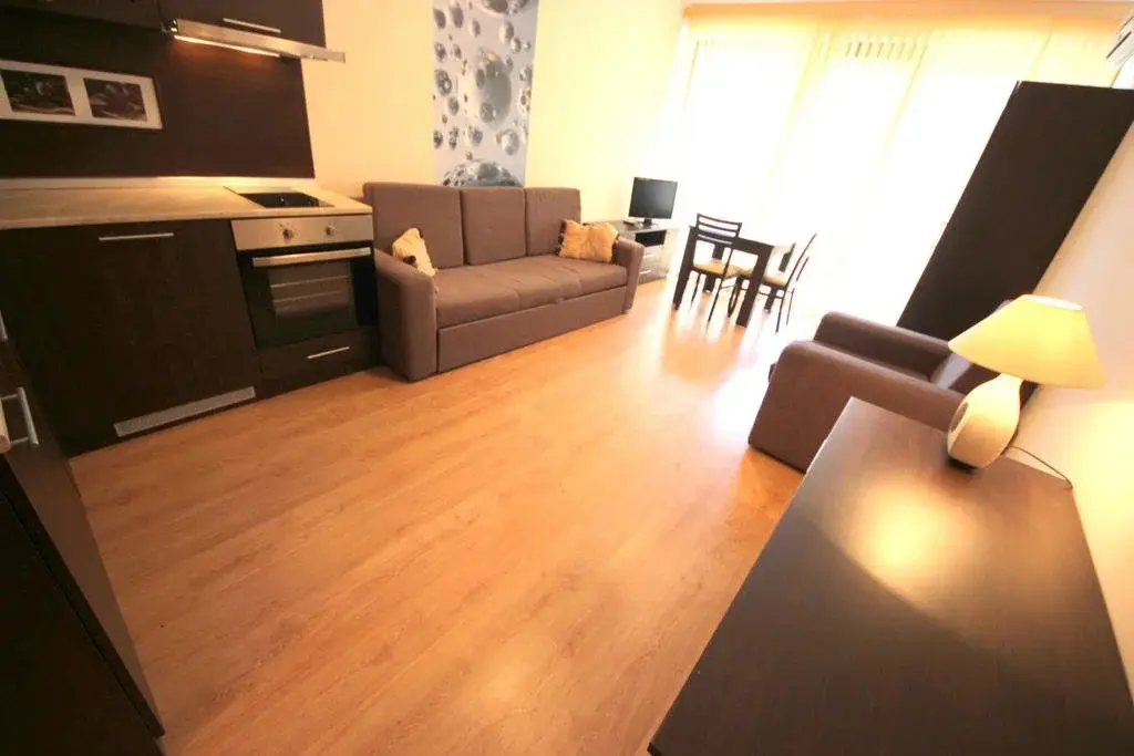 Солнечный берег: Solar Apartments Chateau Valon