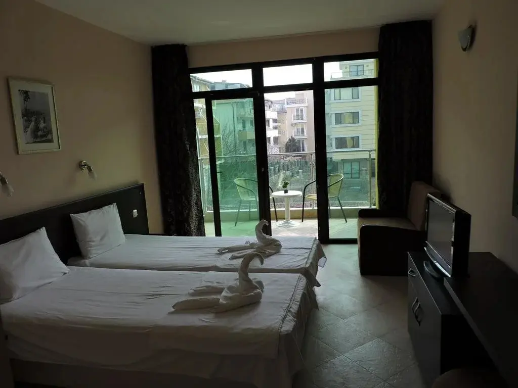 Равда: Family Hotel Eleven Moons