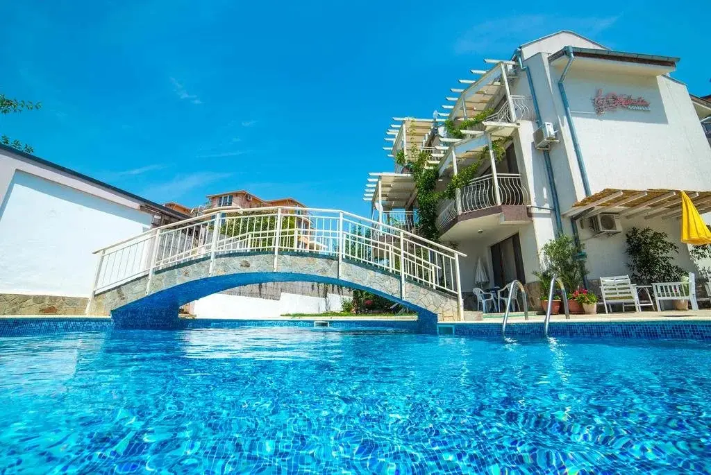 Солнечный берег: The Poolhouse