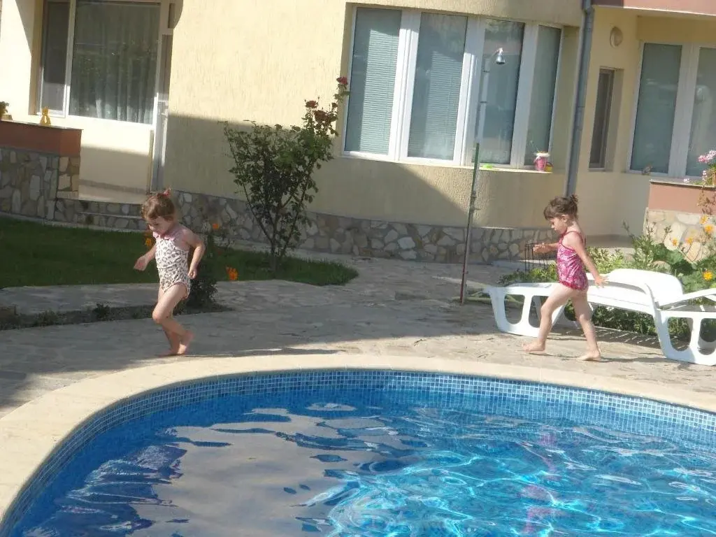 Кранево: Family Hotel Radka
