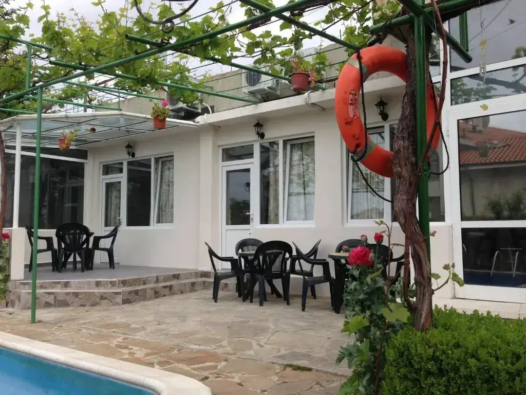 Варна: Family Hotel California - Varna