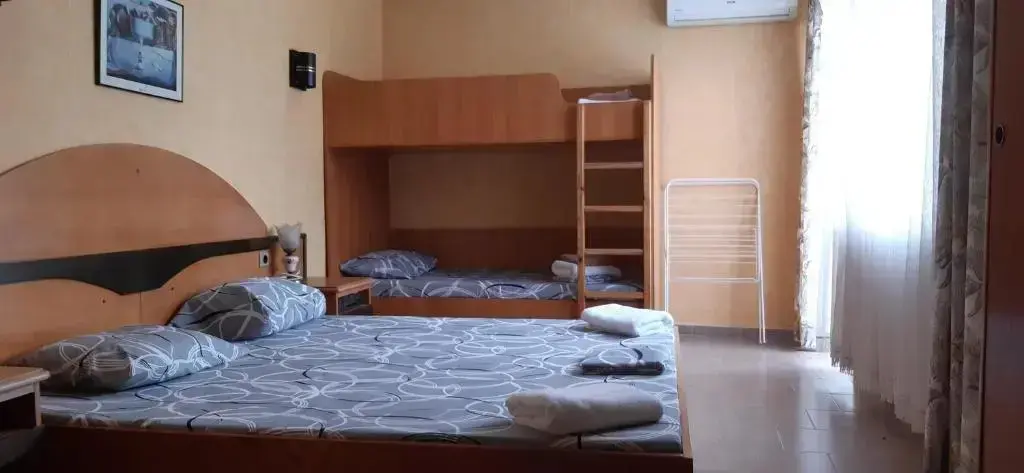 Варна: Family Hotel California - Varna