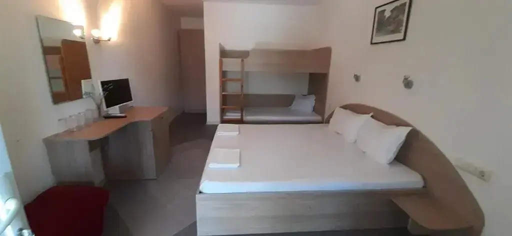 Варна: Family Hotel California - Varna