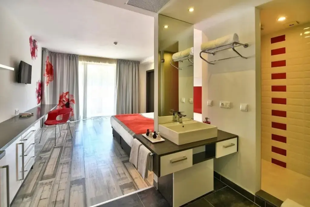 Варна: Hotel Grifid Foresta  Adults Only