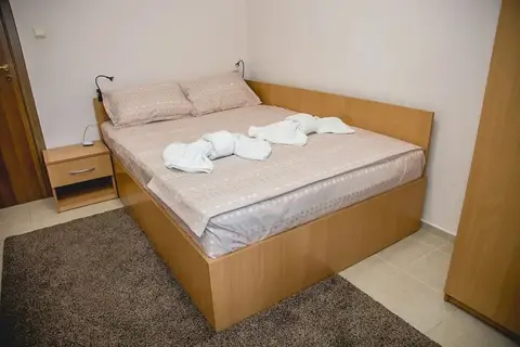 FM Deluxe 2-BDR Apartment with Parking — фото 1