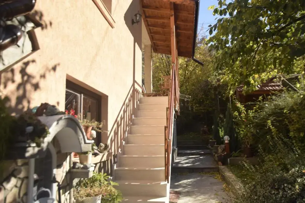 Сапарева баня: Guest House Zdravets