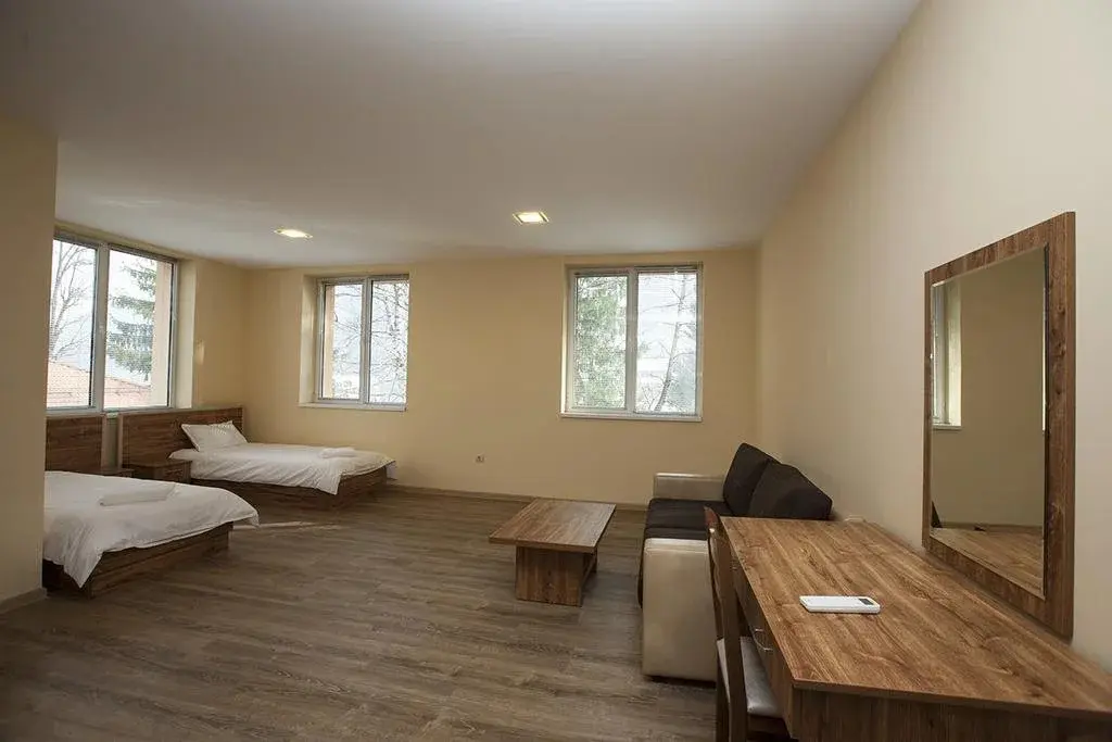 Правец: Hostel Etropole