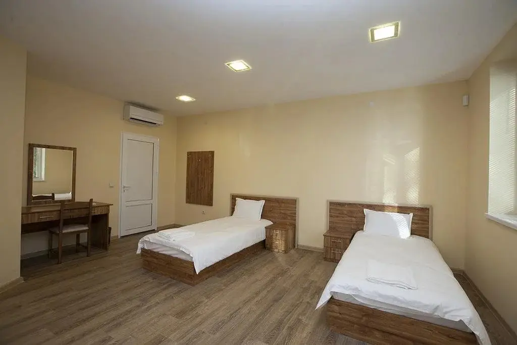 Правец: Hostel Etropole