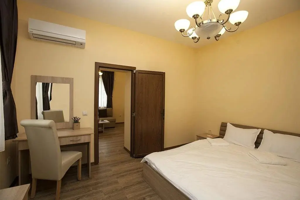 Правец: Hostel Etropole