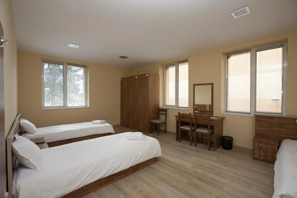 Правец: Hostel Etropole