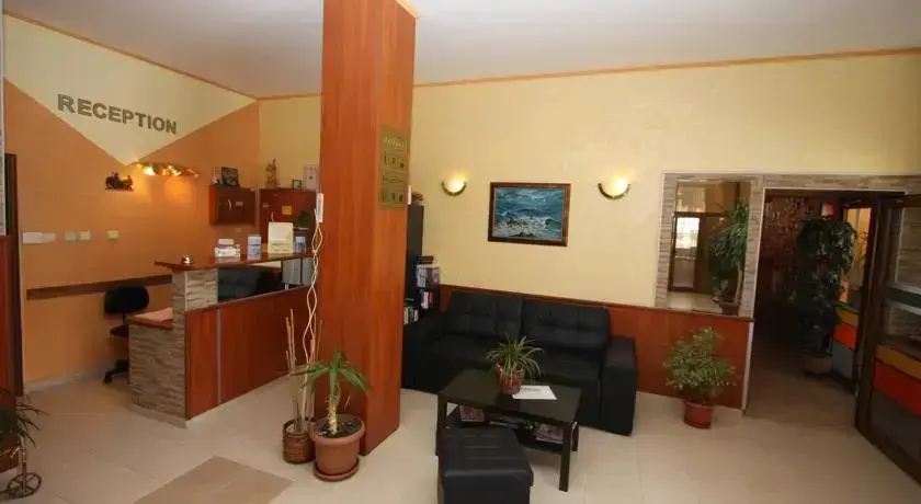Солнечный берег: Friends Family Hotel