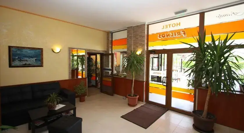 Солнечный берег: Friends Family Hotel