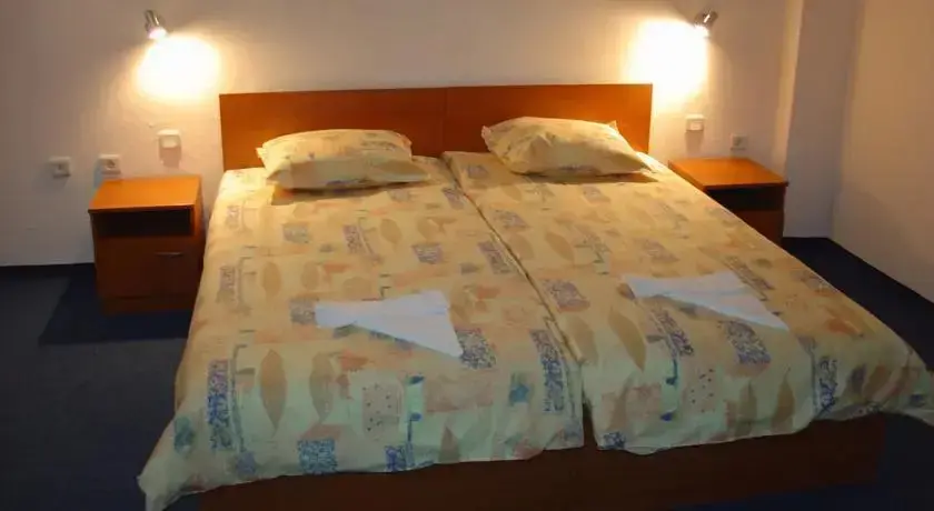 Солнечный берег: Friends Family Hotel