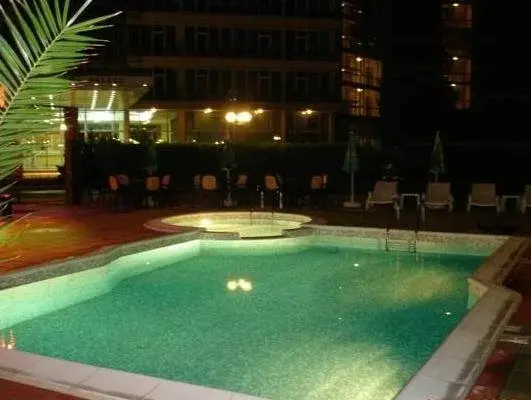 Солнечный берег: Friends Family Hotel