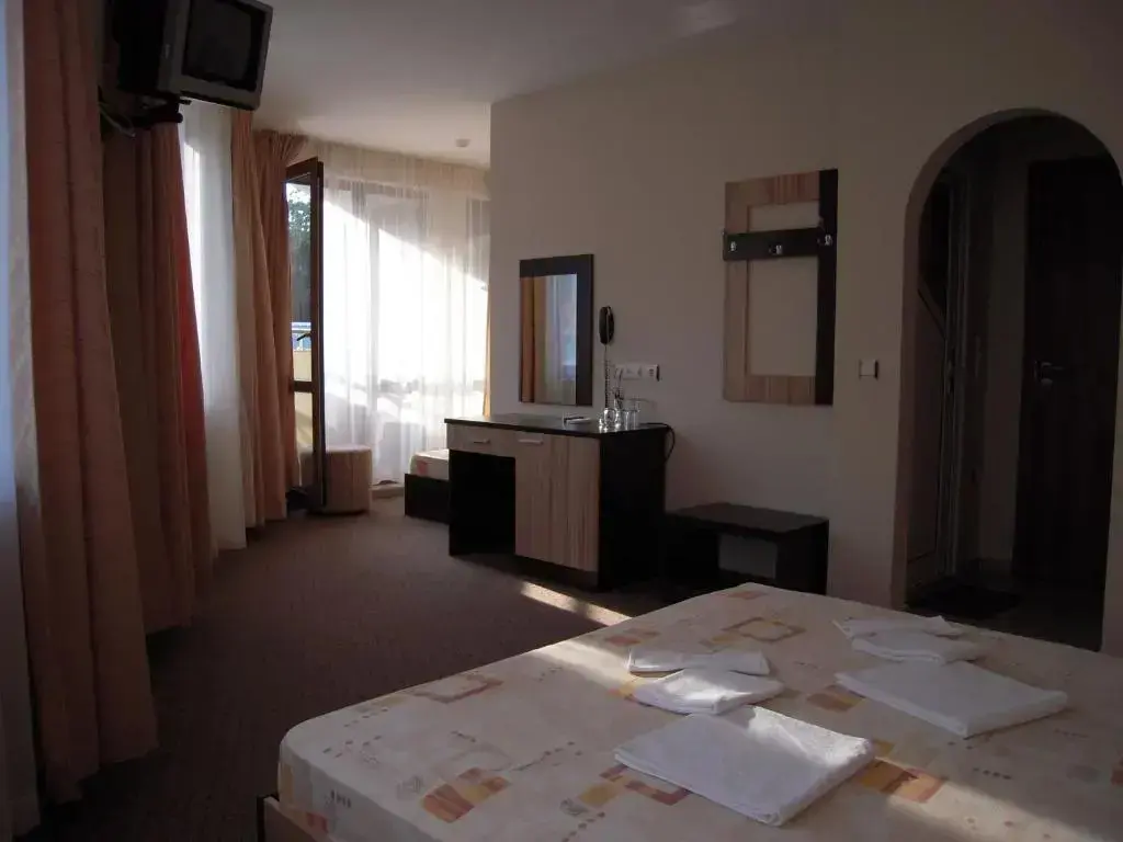 Китен: Hotel Eos