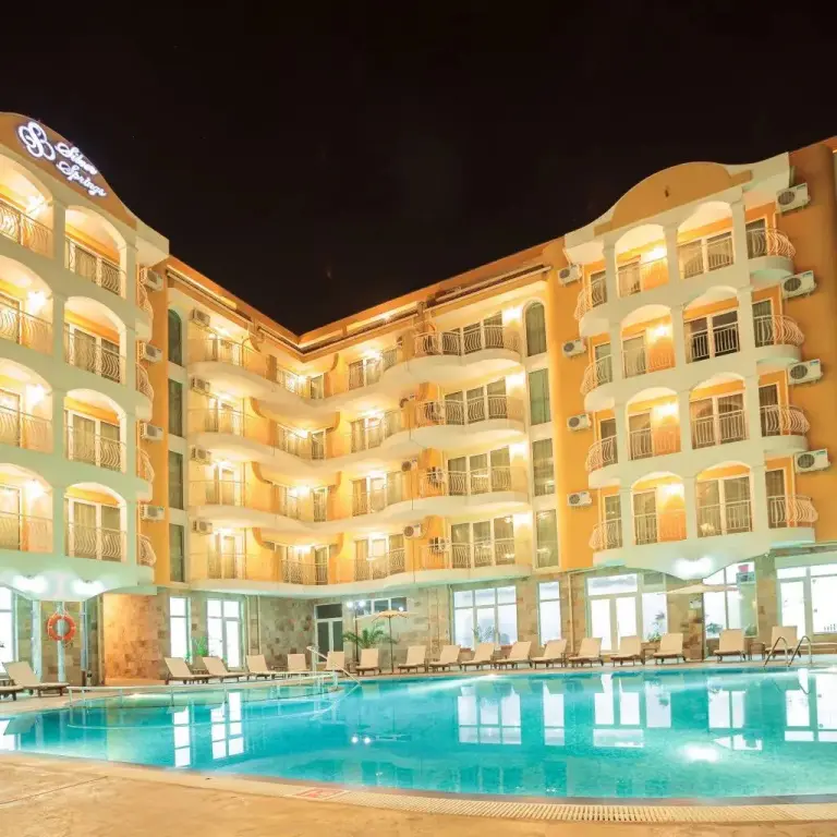 Солнечный берег: Silver Springs Apartments
