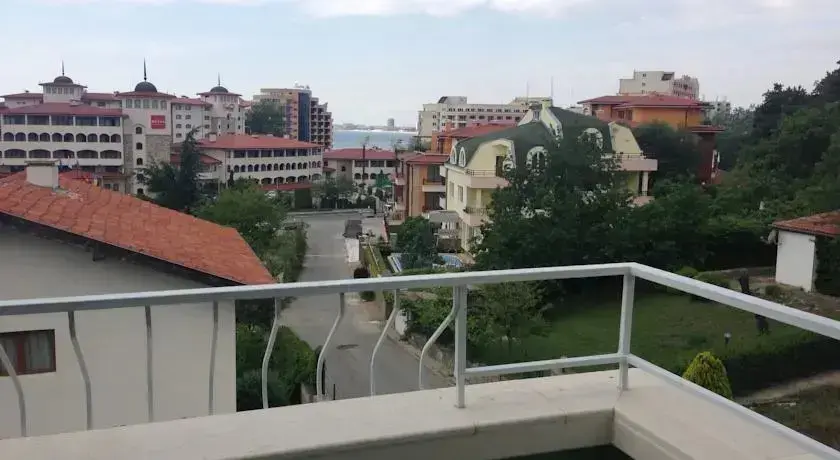 Солнечный берег: Flower Guest House