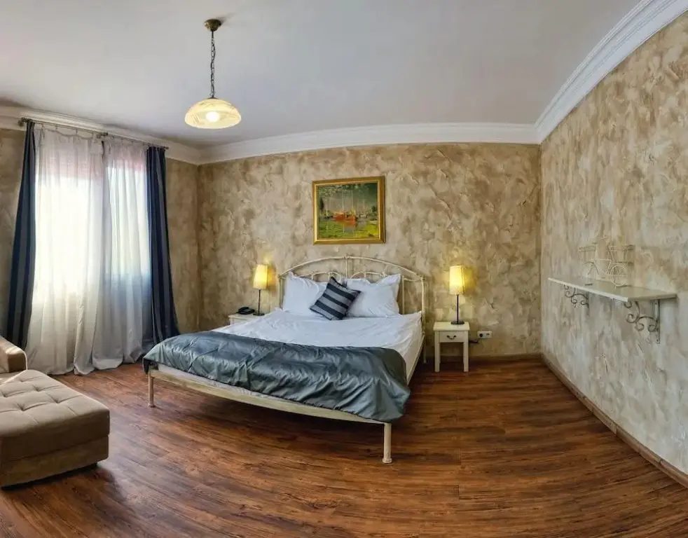 София: Alexander Palace-Advi