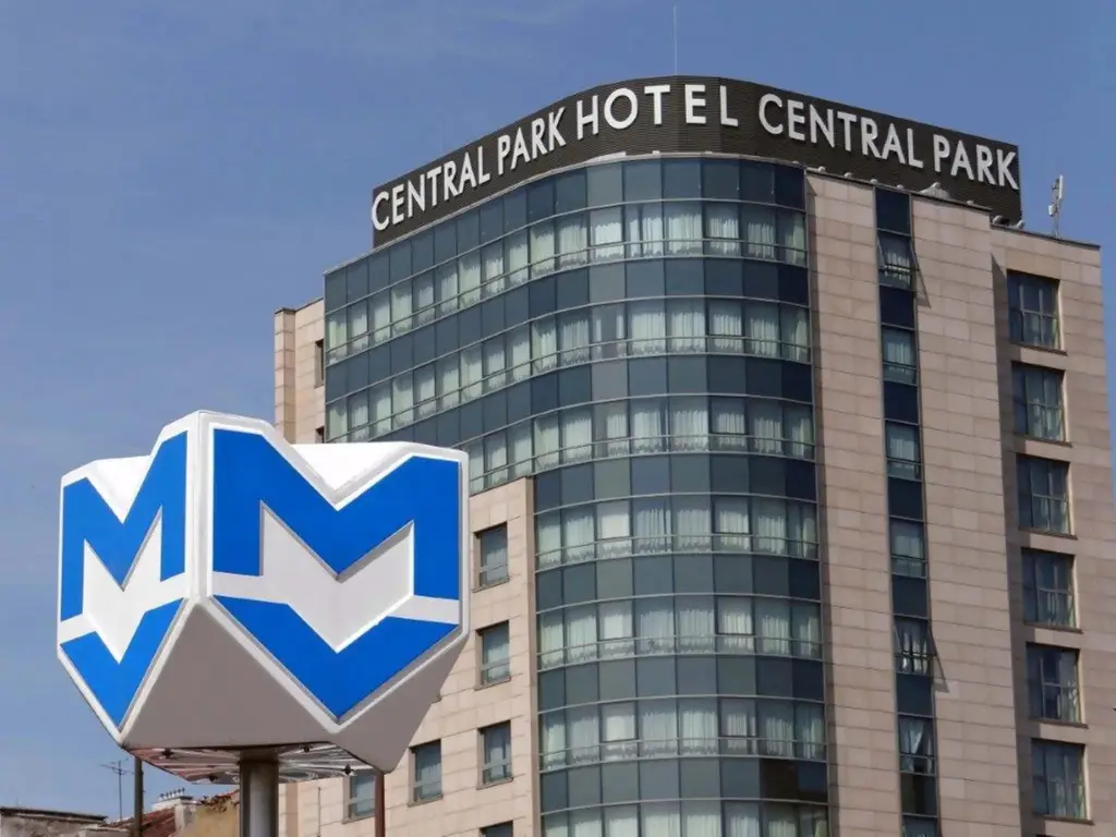 Rosslyn Central Park Hotel — фото 1