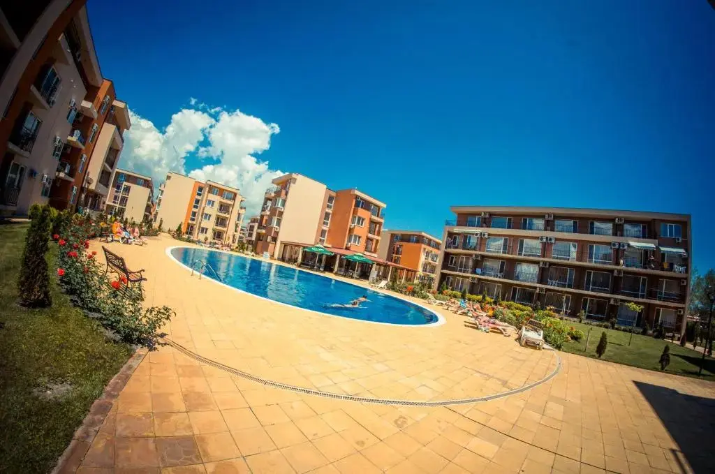 Солнечный берег: Holiday and Orchid Fort Noks Apartments