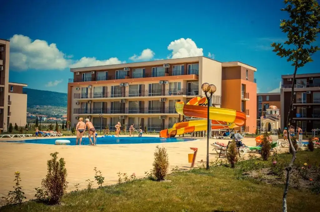 Солнечный берег: Holiday and Orchid Fort Noks Apartments