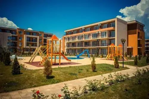 Солнечный берег: Holiday and Orchid Fort Noks Apartments