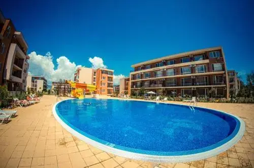 Солнечный берег: Holiday and Orchid Fort Noks Apartments