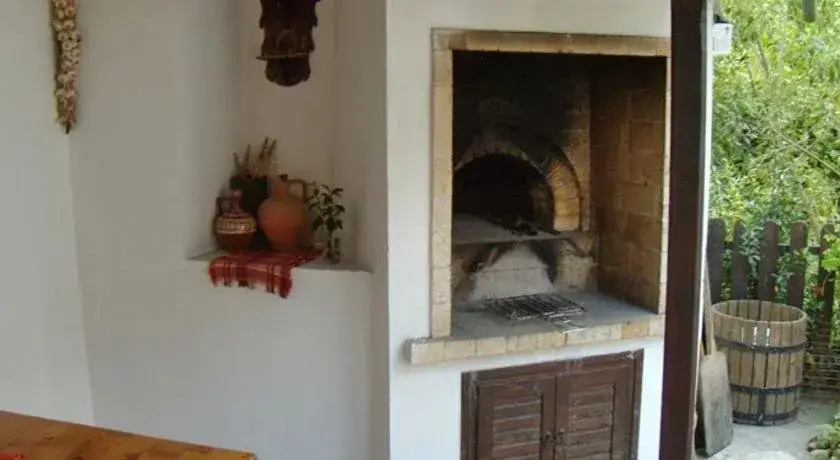 Трявна: The Well House