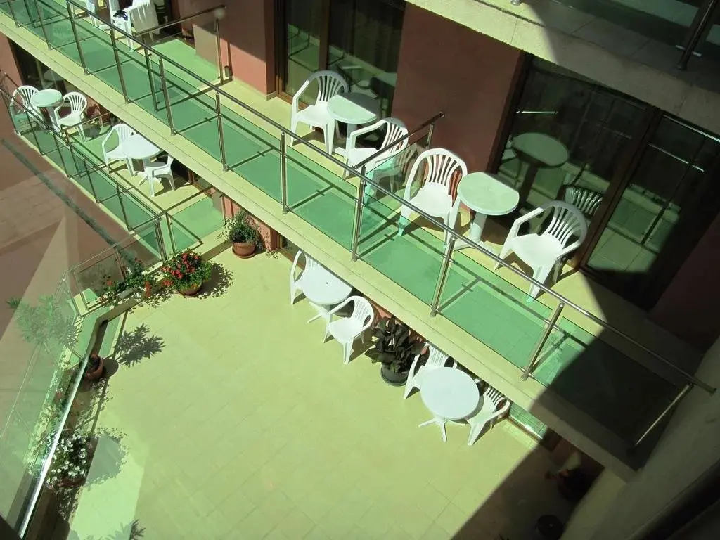 Солнечный берег: Maverick Hotel