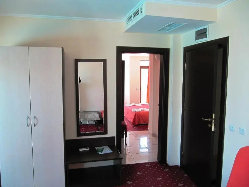 Солнечный берег: Maverick Hotel