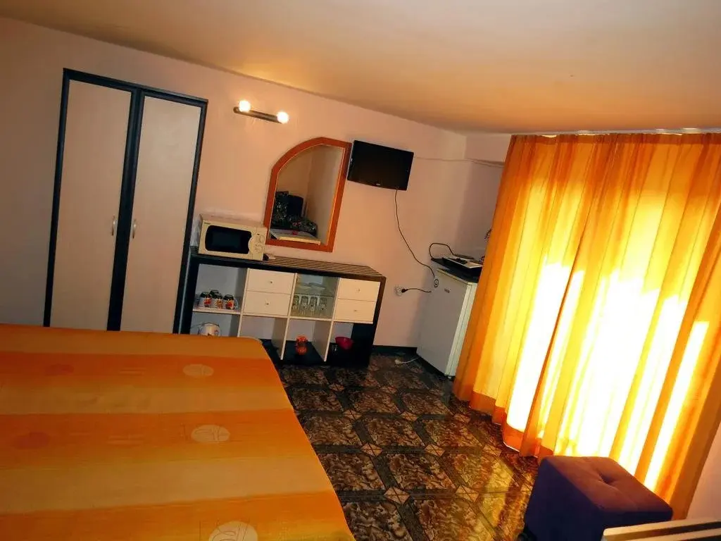 Несебр: Family Hotel Lebed