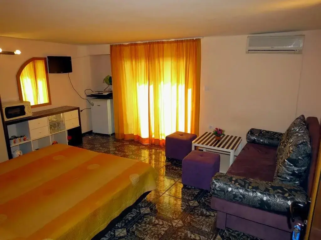 Несебр: Family Hotel Lebed