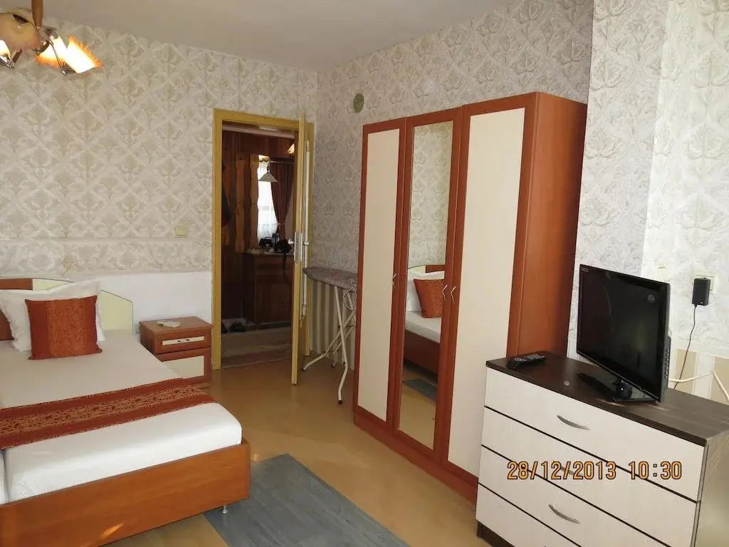 Несебр: Family Hotel Lebed