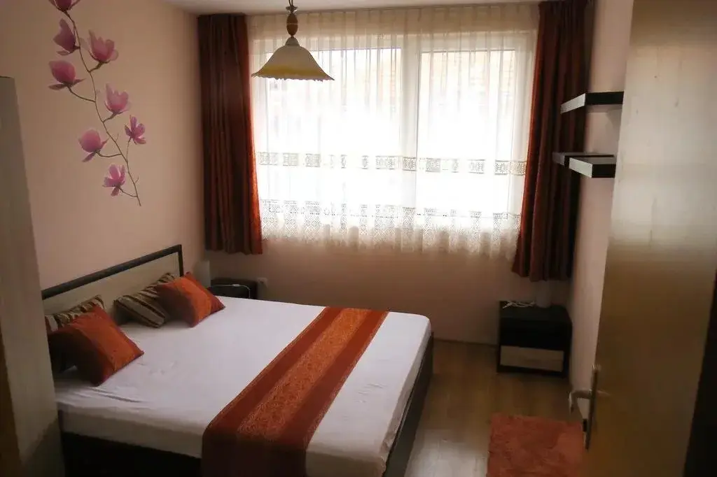 Несебр: Family Hotel Lebed