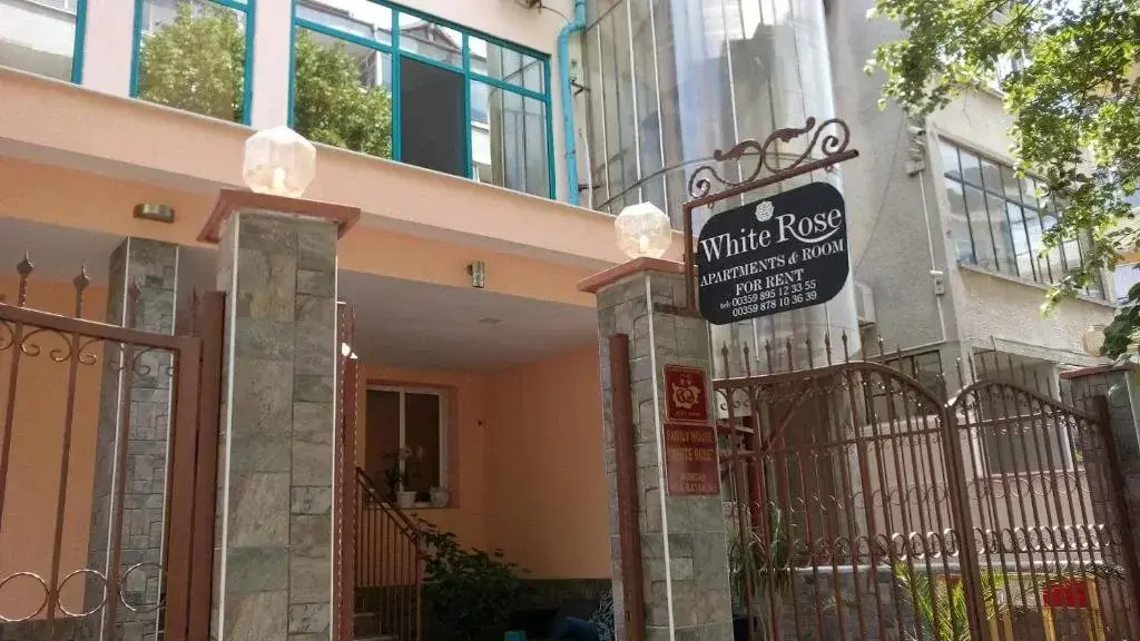 Бургас: Family Hotel White Rose