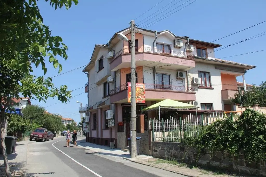 Черноморец: Family Hotel Golden Lion