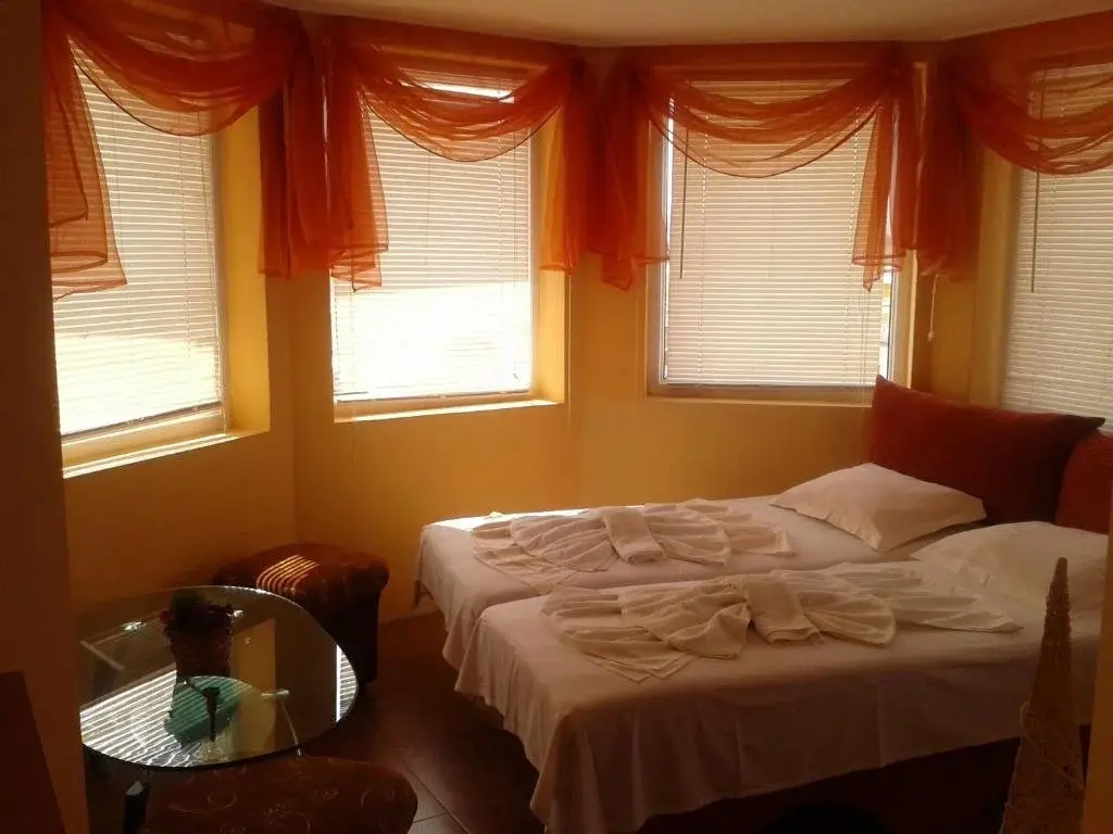 Созополь: Family Hotel Perla