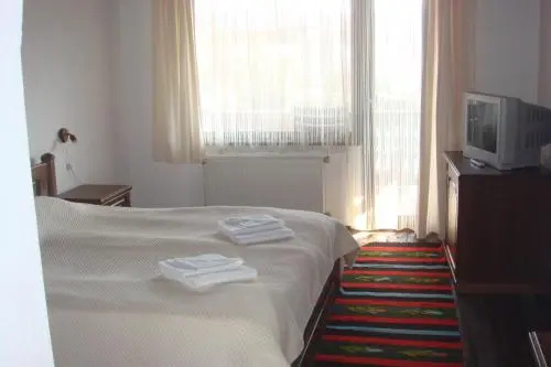 Троян: Hotel & Tavern Svatovete