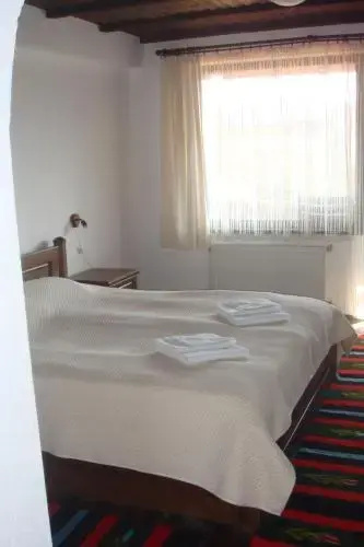 Троян: Hotel & Tavern Svatovete