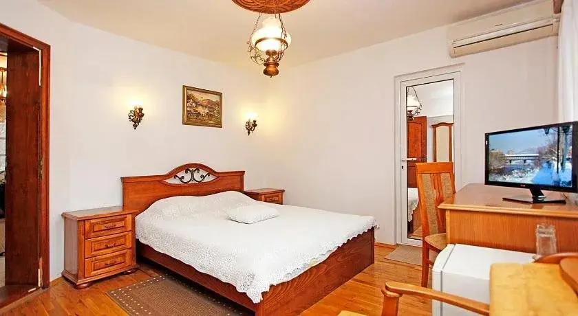 Ловеч: Family Hotel Varosha 2003