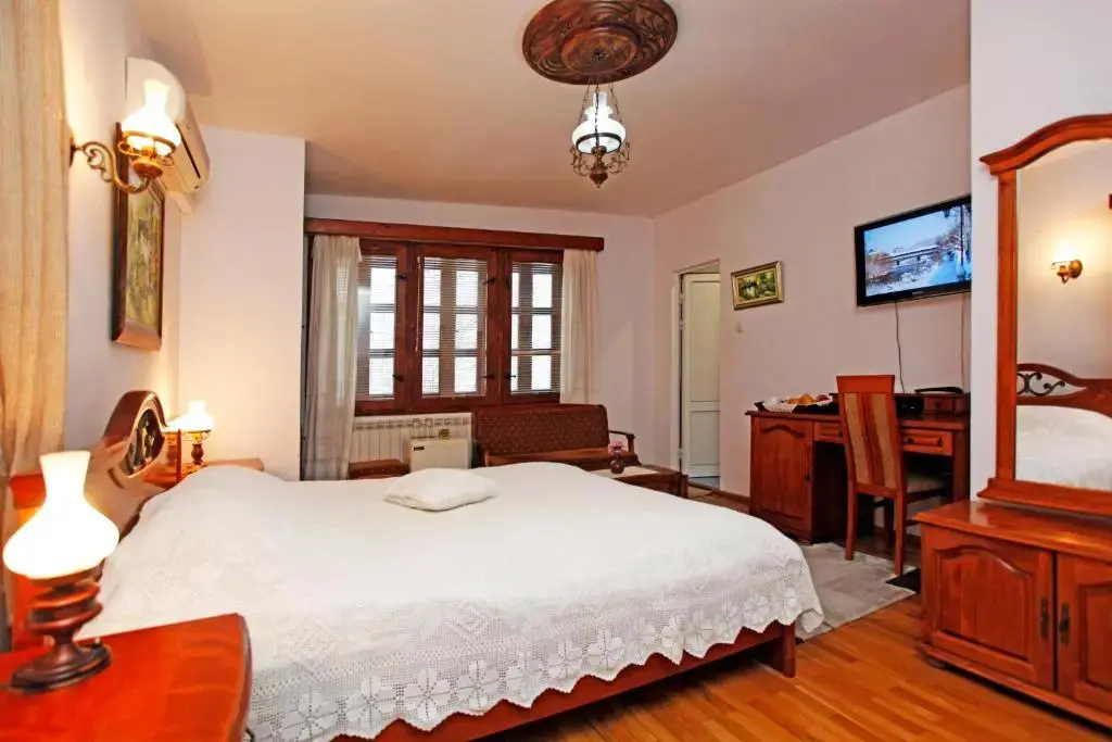 Ловеч: Family Hotel Varosha 2003