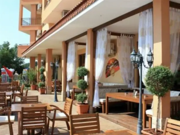 Солнечный берег: Golden Beach Aparthotel