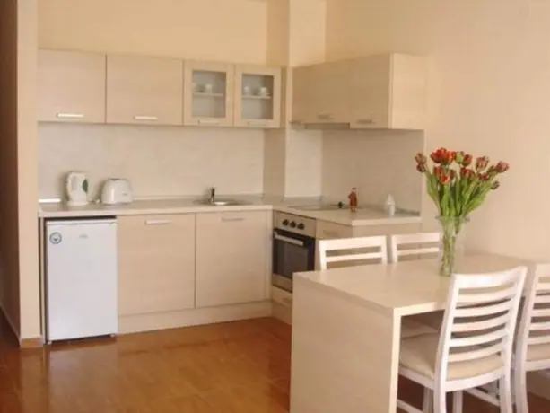 Солнечный берег: Golden Beach Aparthotel