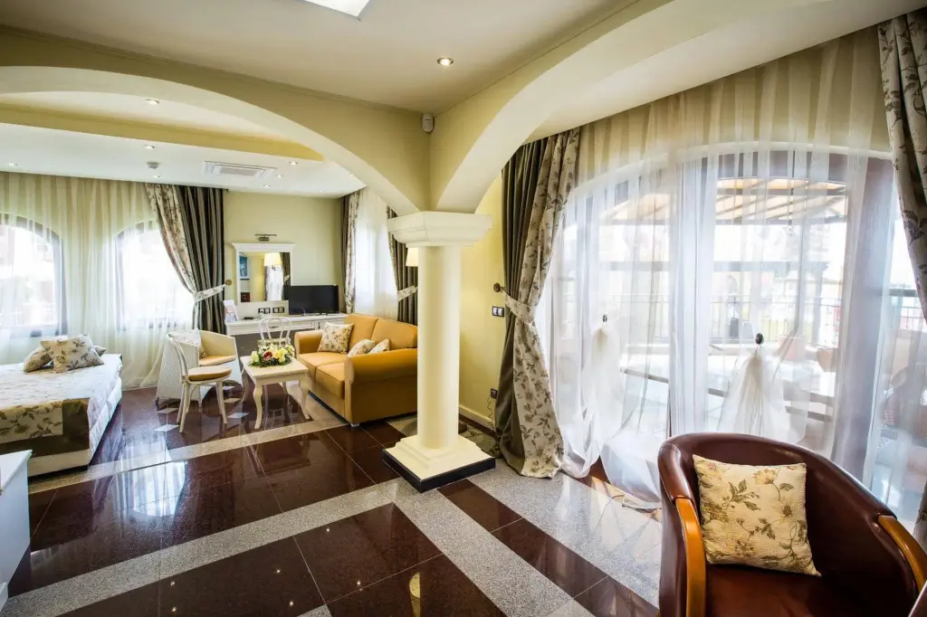 Солнечный берег: Helena VIP Villas and Suites
